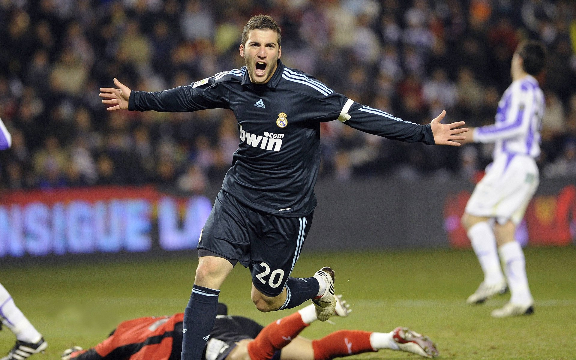 开云平台-迪巴拉，暗夜中，一束压制的光